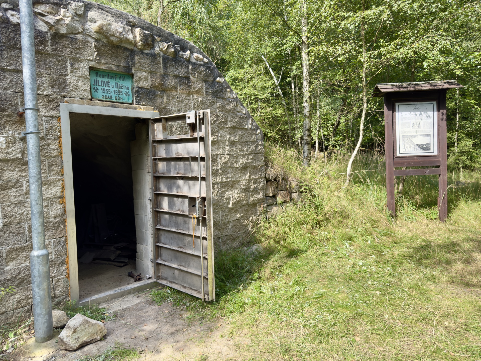 Jeskyně pod Sněžníkem vstupní portál 