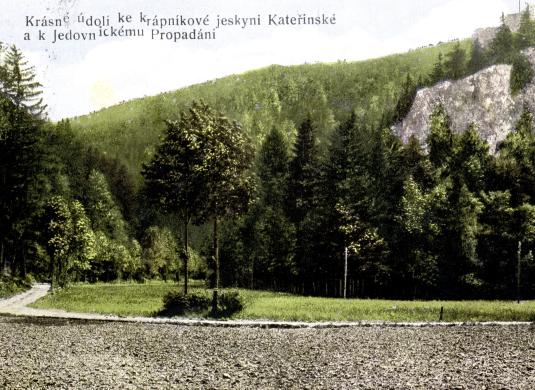 Krasné údolí ke krápníkové jeskyni Kateřinské