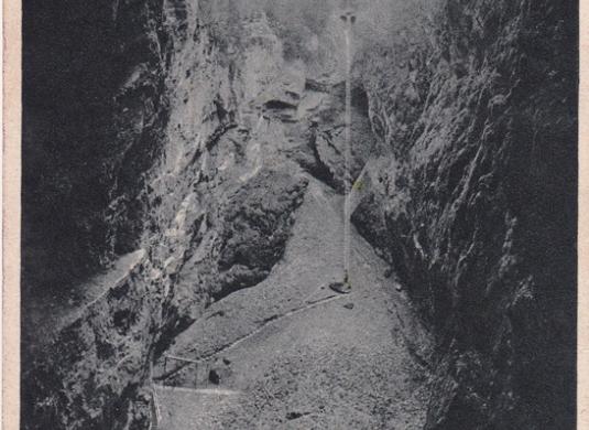 Otevřená část Macochy. Pohled na příkré dno a stěnu se spodním můstkem. (1919)