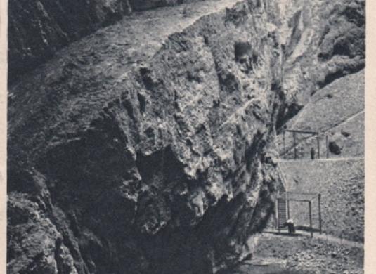 Ze dna propasti Macochy Prostory kolem Spodního jezírka a příchod na dno z Punkevních jeskyní (1922)