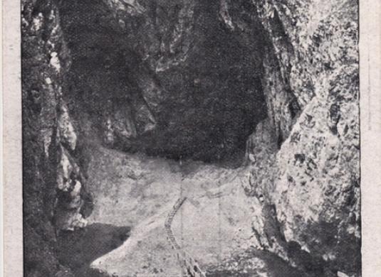 Jižní jeskynní polovina Macochy (Pekelný jícen). V pozadí skryté odtokové trativody do neznáma (nedatováno)