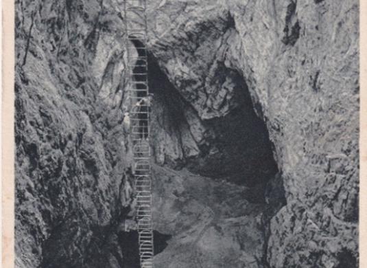 Celkový pohled na vnitřek Macochy a ohromný pracovní žebřík železný vedoucí na dno propasti (nedatováno)