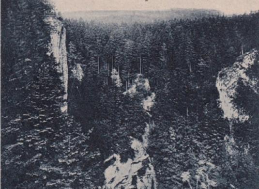 Po celý rok otevřená výletní restaurace, dostaveníčko všech turistů. Výtečná česká kuchyně a plzeňské pivo. Pohostinské pokoje a studentské noclehárny. (nedatováno)