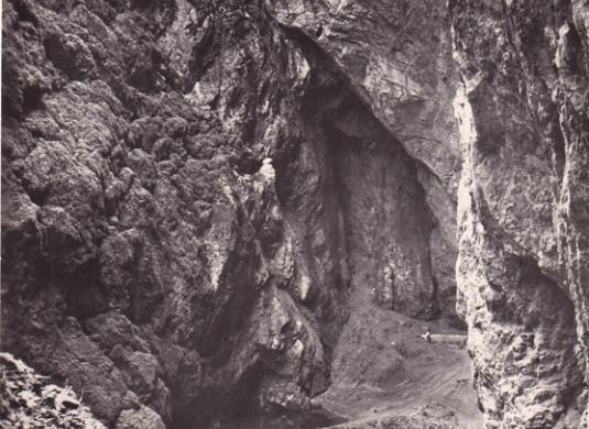   Moravský kras. Propast Macocha. Dolní část „Macošského dómu“  s Horním a Spodním jezírkem a s Jalovým korytem Punkvy (nedatováno)