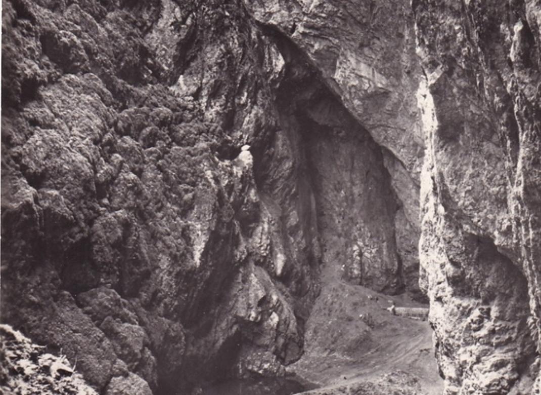   Moravský kras. Propast Macocha. Dolní část „Macošského dómu“  s Horním a Spodním jezírkem a s Jalovým korytem Punkvy (nedatováno)