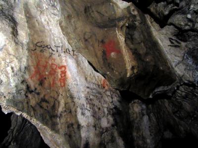 Restaurované nápisy v jeskyni Na Špičáku