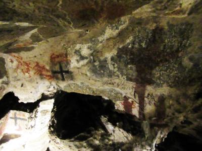 Restaurované nápisy v jeskyni Na Špičáku