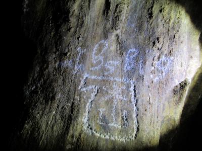 Restaurované nápisy v jeskyni Na Špičáku