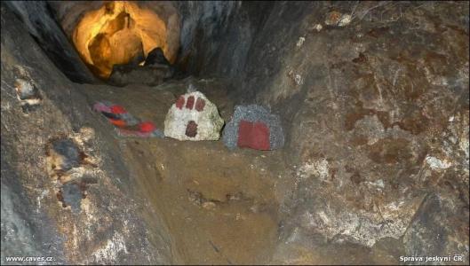 Restaurované nápisy v jeskyni Na Špičáku