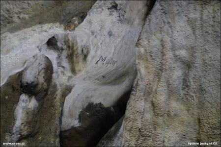 Restaurované nápisy v jeskyni Na Špičáku