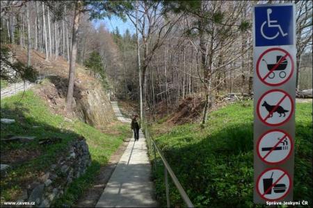 Restaurované nápisy v jeskyni Na Špičáku