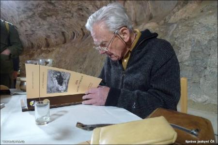 Křest ACTA SPELEOLOGICA - Kůlna v Kůlně - doc. Valoch