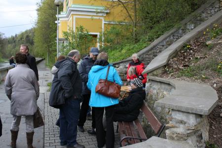 Posluchači čekají u východu z jeskyní