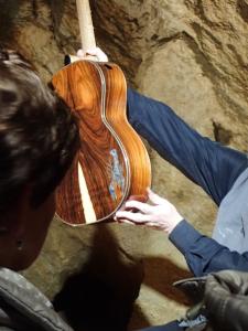 Rak vykládaný novozélandskou perletí, cena nedozírná