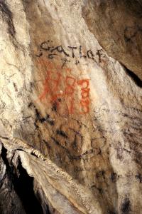 Restaurované nápisy v Jeskyni Na Špičáku, duben 2014