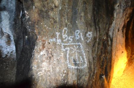 Restaurované nápisy v Jeskyni Na Špičáku, duben 2014