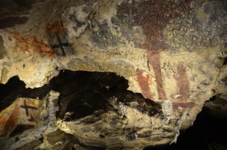 Restaurované nápisy v Jeskyni Na Špičáku, duben 2014