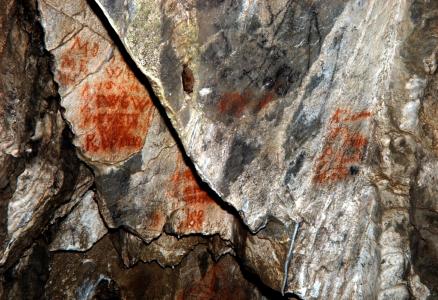 Restaurované nápisy v Jeskyni Na Špičáku, duben 2014