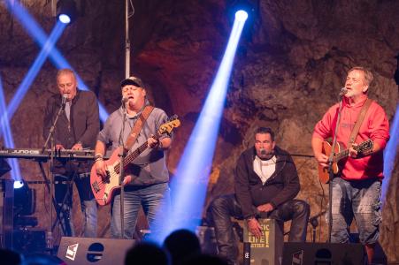 Koncert KEKS v jeskyni Výpustek, 13. 7. 2024