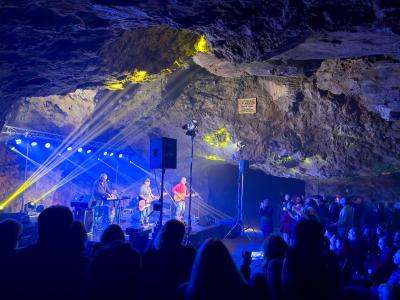 Koncert KEKS v jeskyni Výpustek, 13. 7. 2024