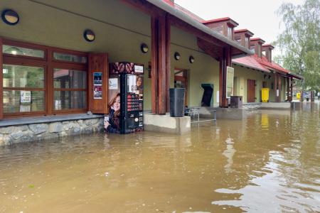Povodňové jezero před Sloupsko-šošůvskými jeskyněmi 16. září 2024
