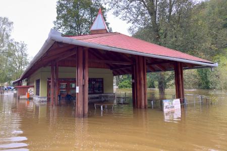 Povodňové jezero před Sloupsko-šošůvskými jeskyněmi 16. září 2024