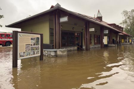 Povodňové jezero před Sloupsko-šošůvskými jeskyněmi 16. září 2024