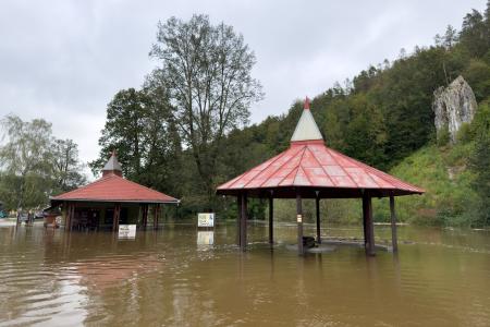 Povodňové jezero před Sloupsko-šošůvskými jeskyněmi 16. září 2024