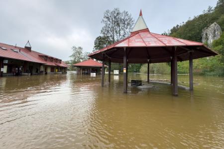 Povodňové jezero před Sloupsko-šošůvskými jeskyněmi 16. září 2024