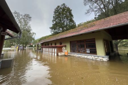 Povodňové jezero před Sloupsko-šošůvskými jeskyněmi 16. září 2024