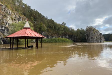 Povodňové jezero před Sloupsko-šošůvskými jeskyněmi 16. září 2024