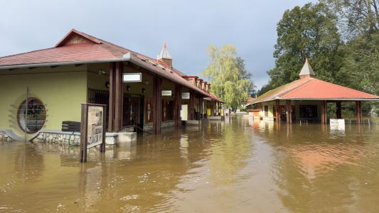 Povodňové jezero před Sloupsko-šošůvskými jeskyněmi 16. září 2024