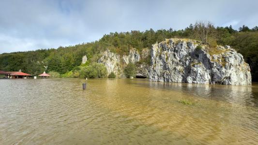 Povodňové jezero před Sloupsko-šošůvskými jeskyněmi 16. září 2024