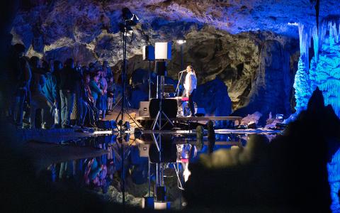 Zpěvačka Lenka Nová u Zrcadlového jezírka Punkevních jeskyní, 6. 6. 2025