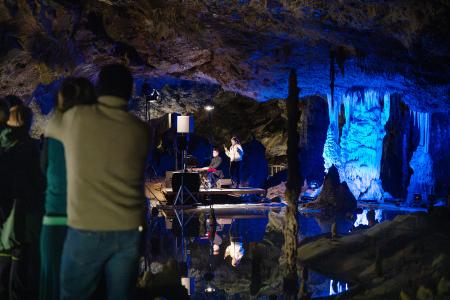 Zpěvačka Lenka Nová u Zrcadlového jezírka Punkevních jeskyní, 6. 6. 2025