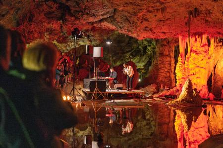 Zpěvačka Lenka Nová u Zrcadlového jezírka Punkevních jeskyní, 6. 6. 2025