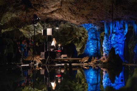 Zpěvačka Lenka Nová u Zrcadlového jezírka Punkevních jeskyní, 6. 6. 2025