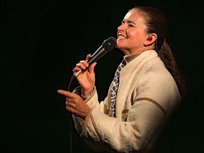 Zpěvačka Lenka Nová u Zrcadlového jezírka Punkevních jeskyní, 6. 6. 2025