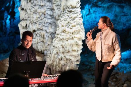 Zpěvačka Lenka Nová u Zrcadlového jezírka Punkevních jeskyní, 6. 6. 2025