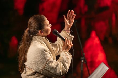 Zpěvačka Lenka Nová u Zrcadlového jezírka Punkevních jeskyní, 6. 6. 2025