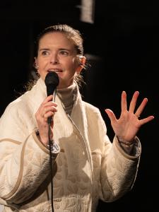 Zpěvačka Lenka Nová u Zrcadlového jezírka Punkevních jeskyní, 6. 6. 2025