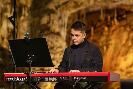 Zpěvačka Lenka Nová u Zrcadlového jezírka Punkevních jeskyní, 6. 6. 2025