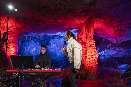 Zpěvačka Lenka Nová u Zrcadlového jezírka Punkevních jeskyní, 6. 6. 2025