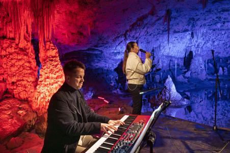 Zpěvačka Lenka Nová u Zrcadlového jezírka Punkevních jeskyní, 6. 6. 2025