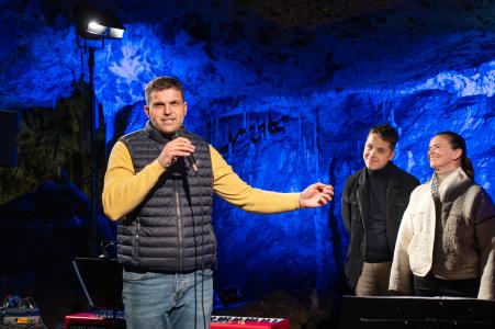 Zpěvačka Lenka Nová u Zrcadlového jezírka Punkevních jeskyní, 6. 6. 2025