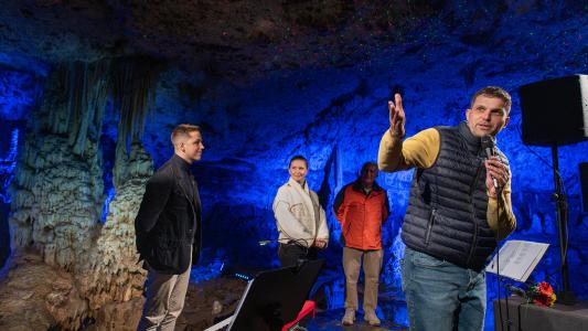 Zpěvačka Lenka Nová u Zrcadlového jezírka Punkevních jeskyní, 6. 6. 2025