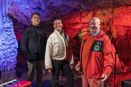 Zpěvačka Lenka Nová u Zrcadlového jezírka Punkevních jeskyní, 6. 6. 2025