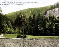 Krasné údolí ke krápníkové jeskyni Kateřinské