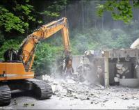 Demolice staré provozní budovy Punkevních jeskyní