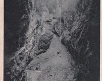 Otevřená část Macochy. Pohled na příkré dno a stěnu se spodním můstkem. (1919)